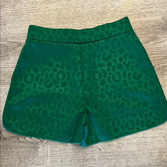 Emily McCarthy High-Rise Evergreen Cheetah Jacquard Shorts - Picture 7 of 10